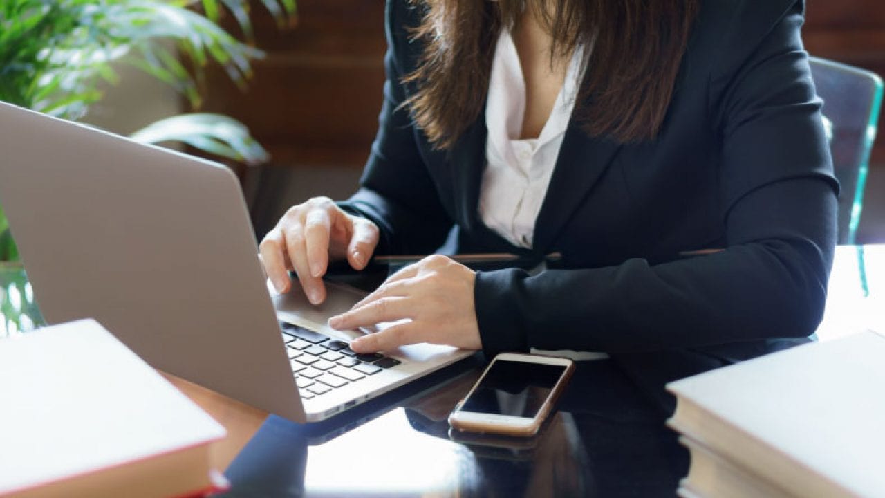 mulher pesquisando ação trabalhista
