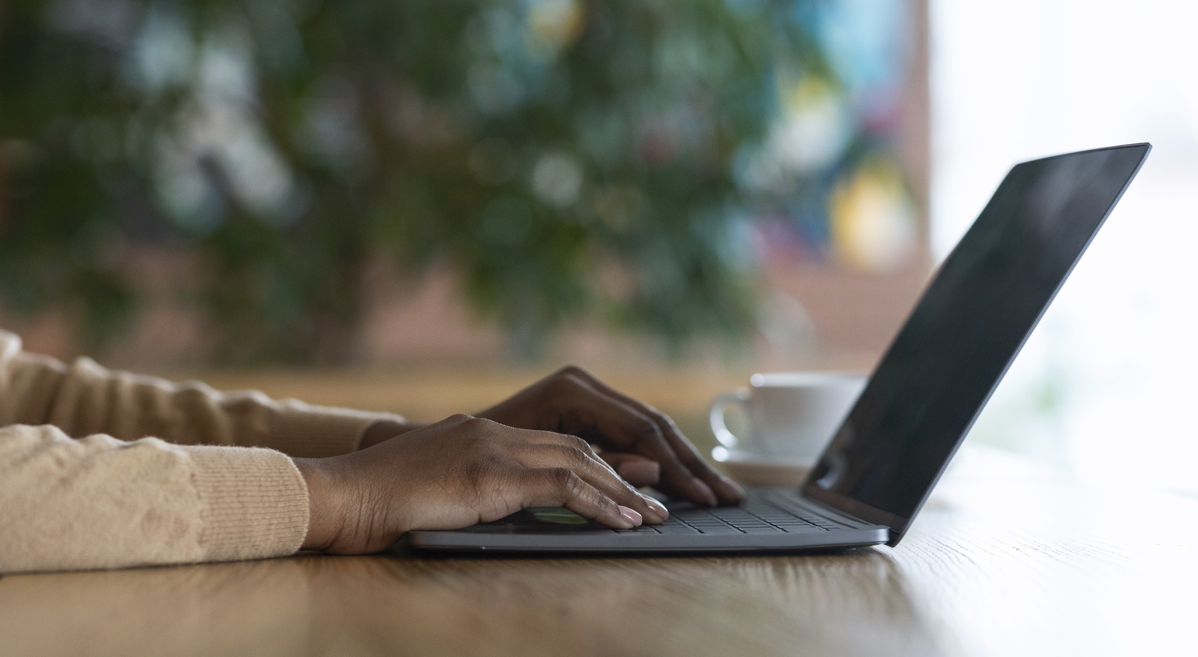 pessoa acessando o número de processo